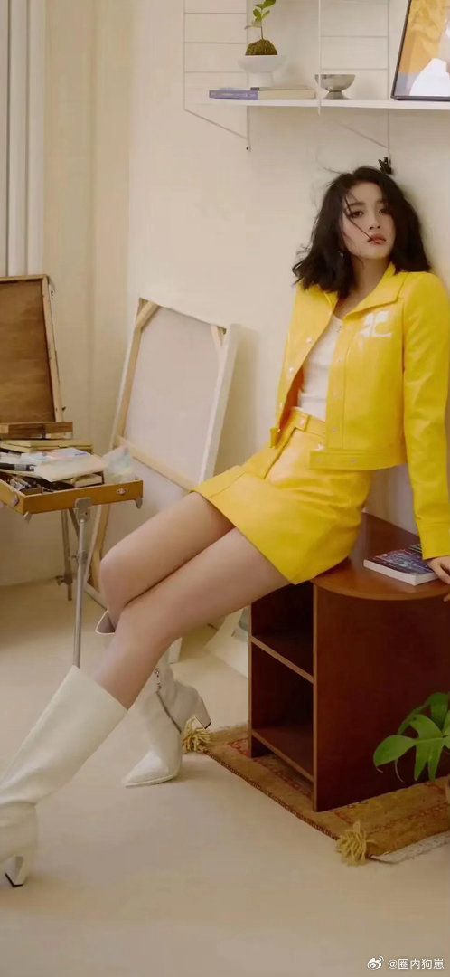 关晓彤这身造型格外亮眼，明黄色套装裙搭配白色靴子，潮流范儿十足，穿搭品味尽显