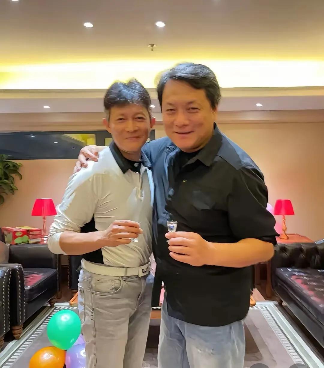 这哥俩仔细看其实长相一样一样的。唯一的区别就是一个比另一个大一圈。也不知道是什么