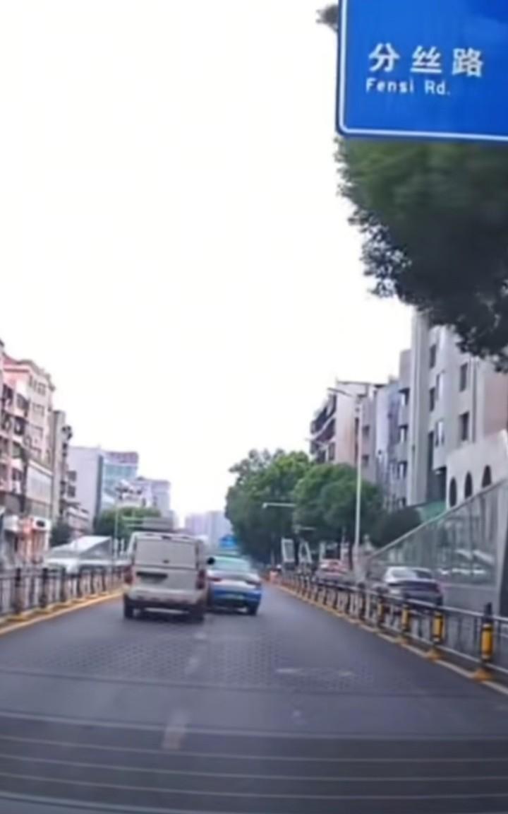 湖北孝感这位“斗气”的出租车司机麻烦大了！8月30日上午，出租车与一辆面包车因道