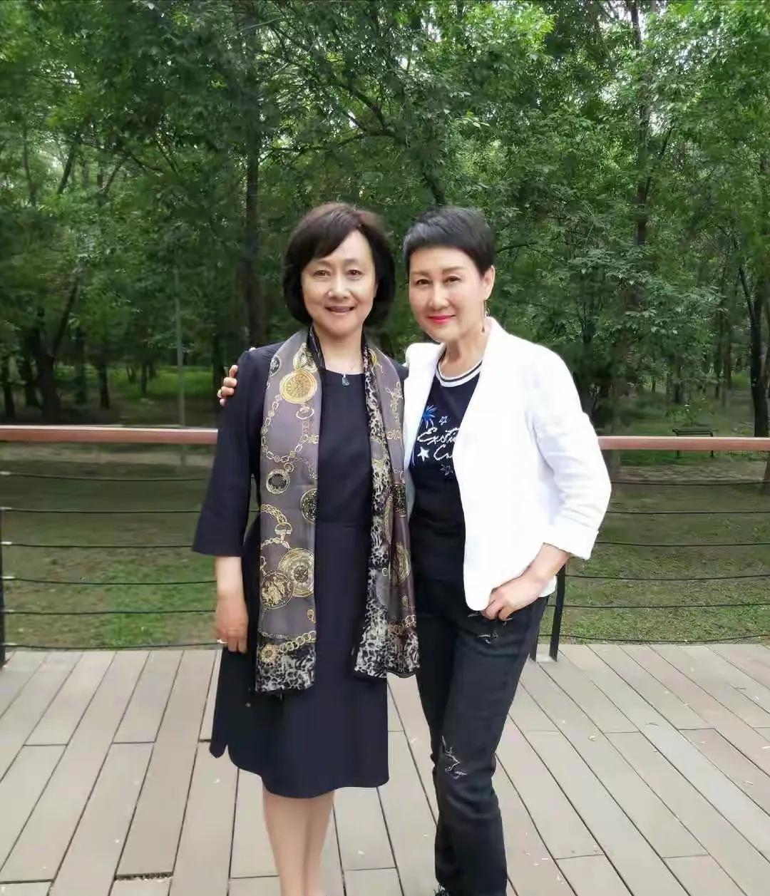 张凯丽身边这位秀丽的老太太，儿子是大导演，年轻时比朱琳还美，知道他是谁吗？