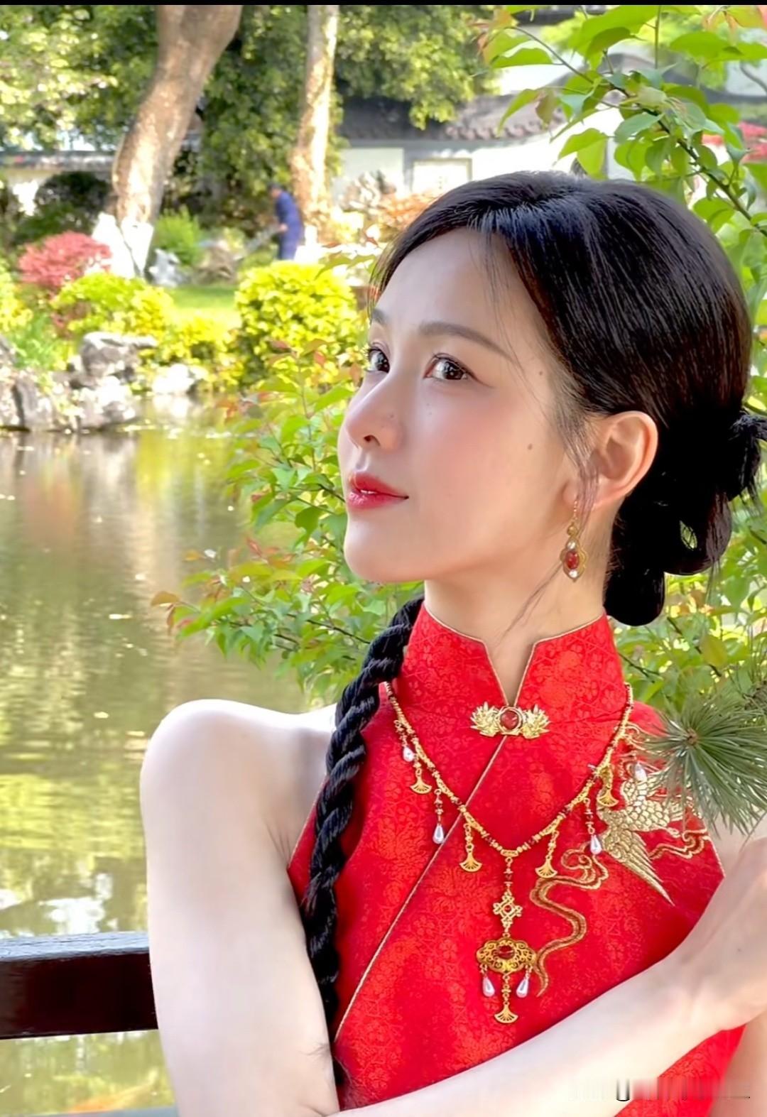 陈都灵演绎新中式简绝配，气质与风格浑然天成！[赞][赞][赞]