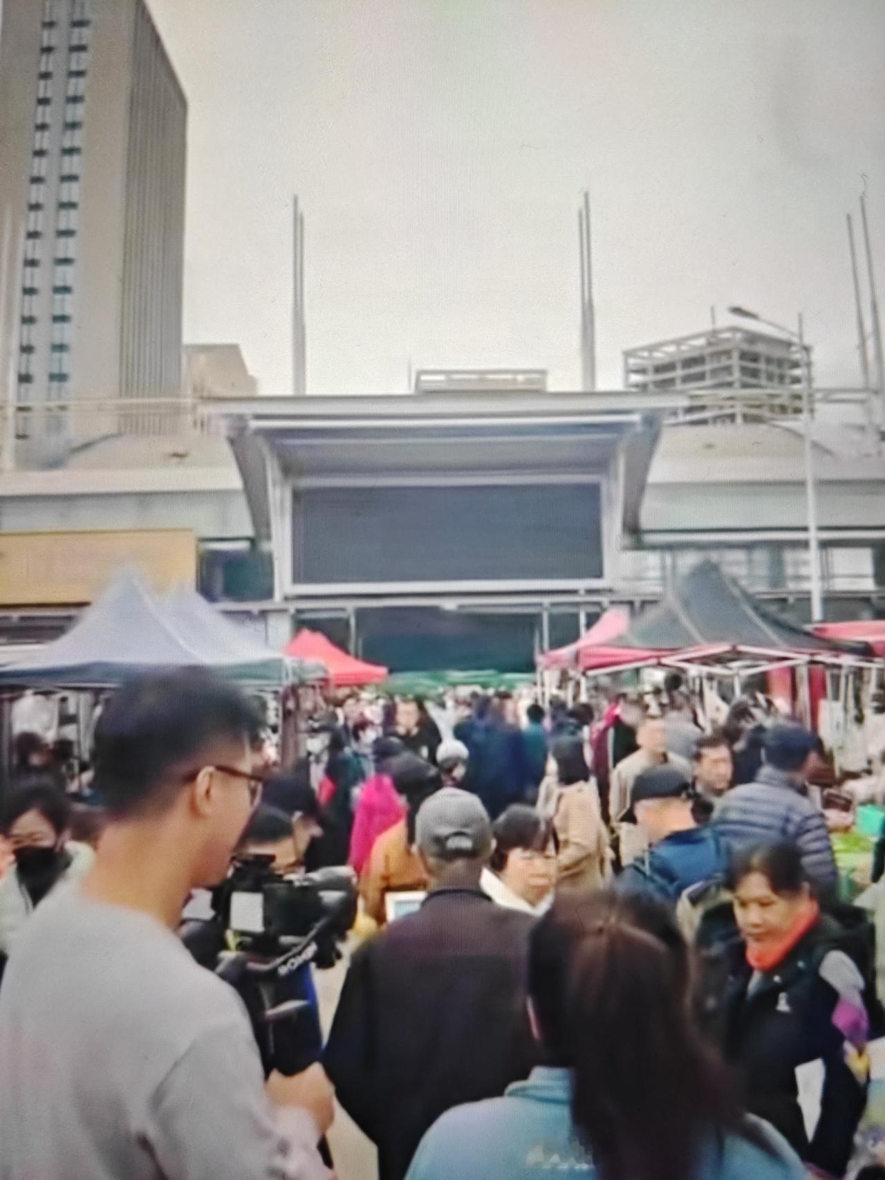 青岛市汽车东站每逢农历五、十的大集被叫停了，开集还不到一年！据说是冲撞了附近一个