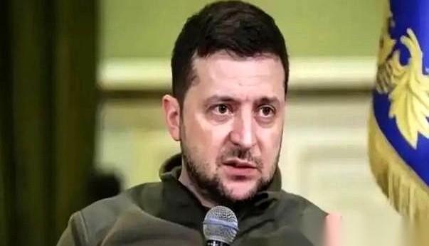 泽连斯基的办公桌上，一边放着俄罗斯的最后通牒，另一边放着美国的矿产协议。通牒上