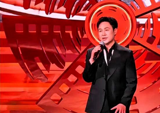 张颂文把沈腾挤到一边、跟黄渤平起平坐那天，全网都在问：他凭什么？4月16日北