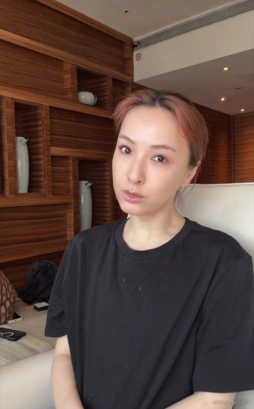 吴昕的脸怎么了是不是滤镜问题啊，可能磨皮开的有点大？​​​