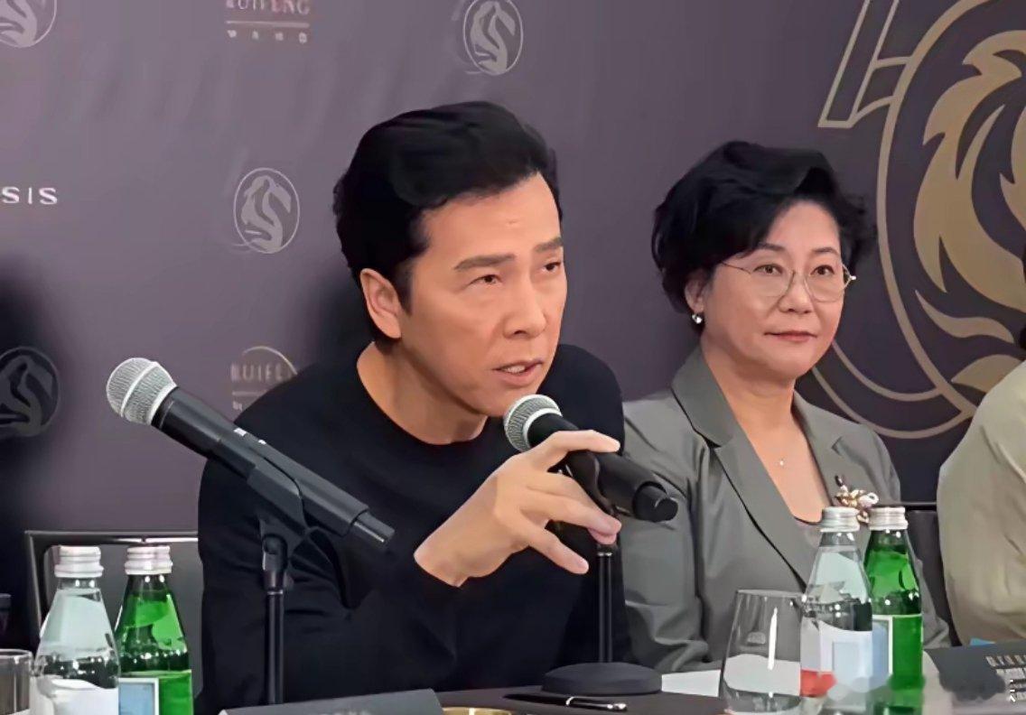 58岁的陈小春给所有男人提了个醒娶妻一定要娶贤，不信你看甄子丹，愁的大眼袋都出来