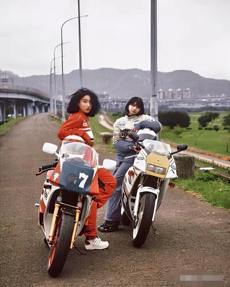 这是70年代在日本看到的美女骑大摩托，那时候他们的高架桥已经很发达了，这摩托车国