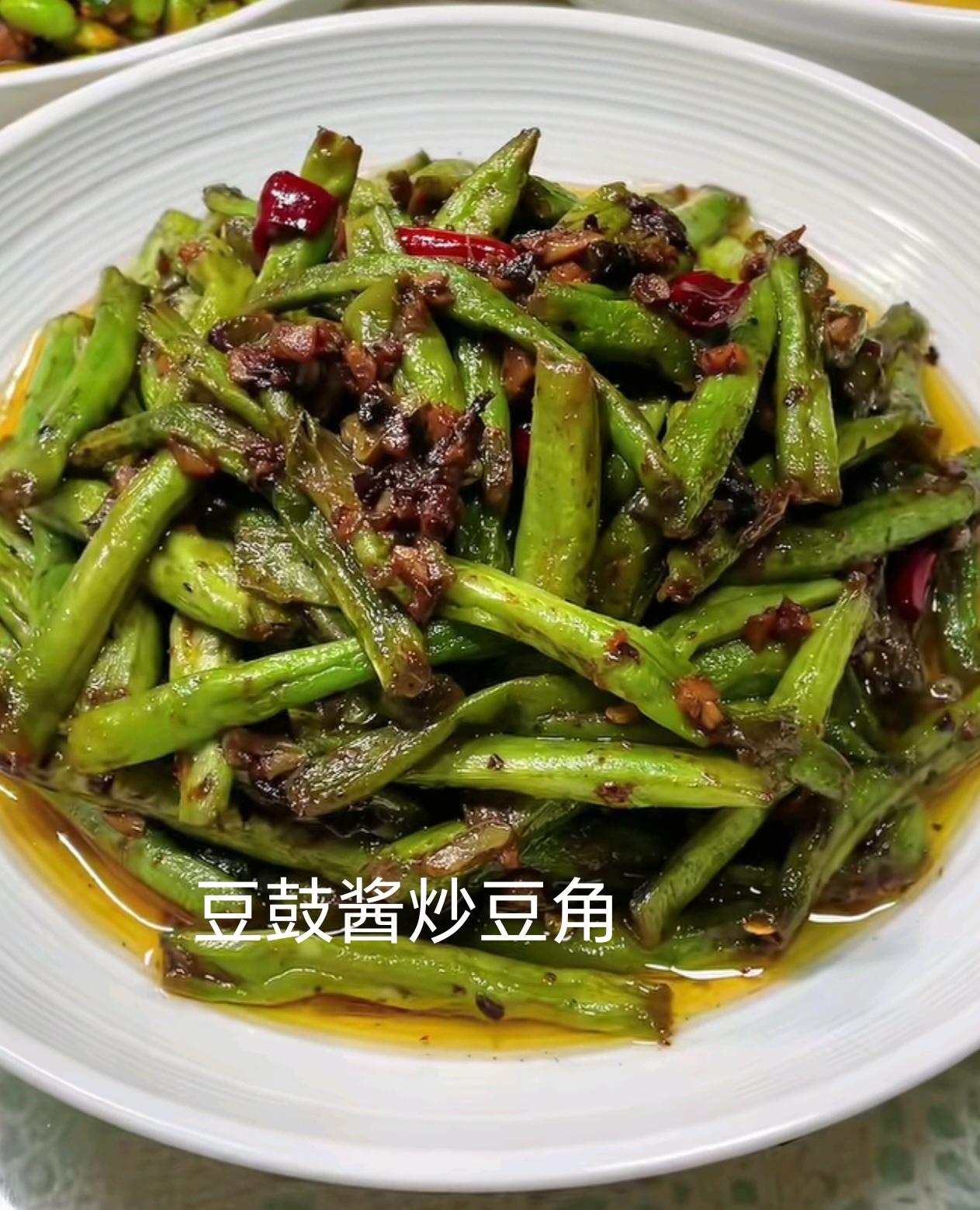 中午正愁一个人去哪吃饭，闺蜜喊我去她家吃。一进门饭菜香扑面而来，一桌菜看得我