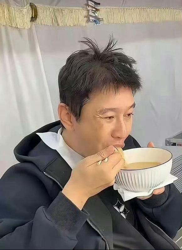 天呐，这是快50岁的男神黄晓明？突然理杨颖了！