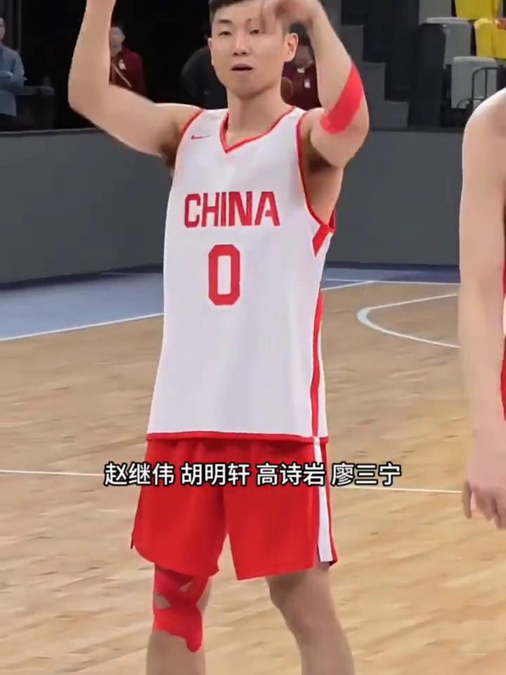 湖南·长沙，中国男篮即将迎来热身赛。中国男篮已顺利抵达长沙，本次大名单已经正式