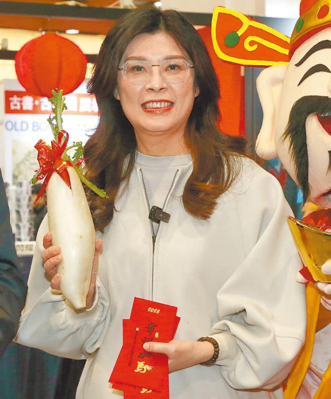 实在没想到！ 郑丽文居然公开表态， 她当众表示：我是中国人！ 2月4