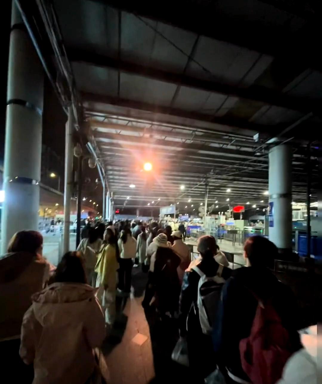 凌晨的南宁站那么多人是因为7.5❓亲爱的局我差点上不了车你知道吗这莫不是提前