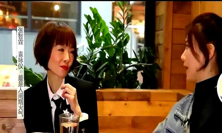 靓靓还特意转发视频说袁咏仪在节目里爆料，郭富城以前常拉张智霖打麻将，一天