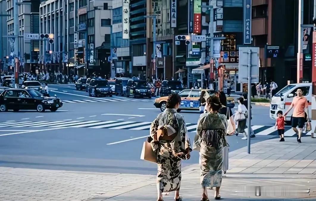 四十年来，中国最大的变化是:1、离婚率居高不下，生育率每况愈下。打开婚恋
