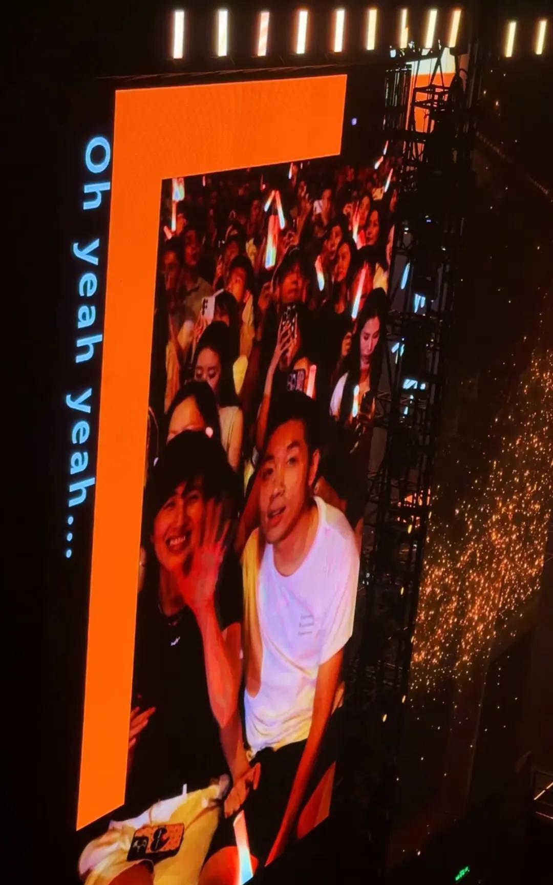 看许昕和姚彦真幸福啊。王力宏上海演唱会，请的嘉宾是许昕姚彦，看到姚彦开心的在大