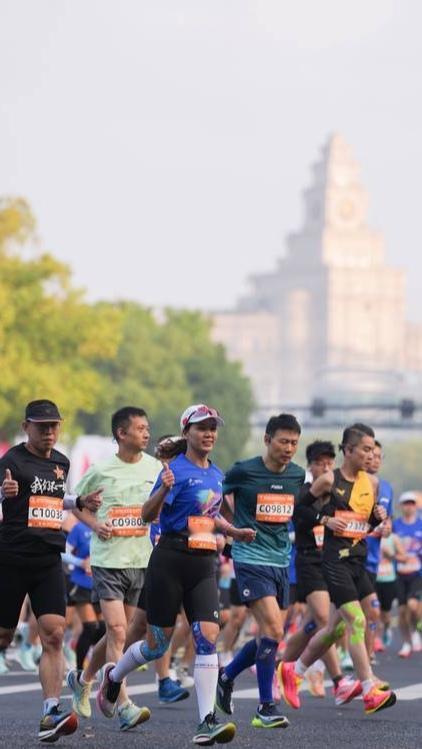 朱迅亮相2025杭州马拉松，以奔跑诠释健康生活理念2025年11月2日，央视著