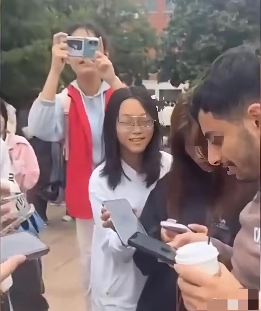 河北某大学校门口，多名女学生排队等着加外国留学生的微信。网友调侃说：“这就是你们