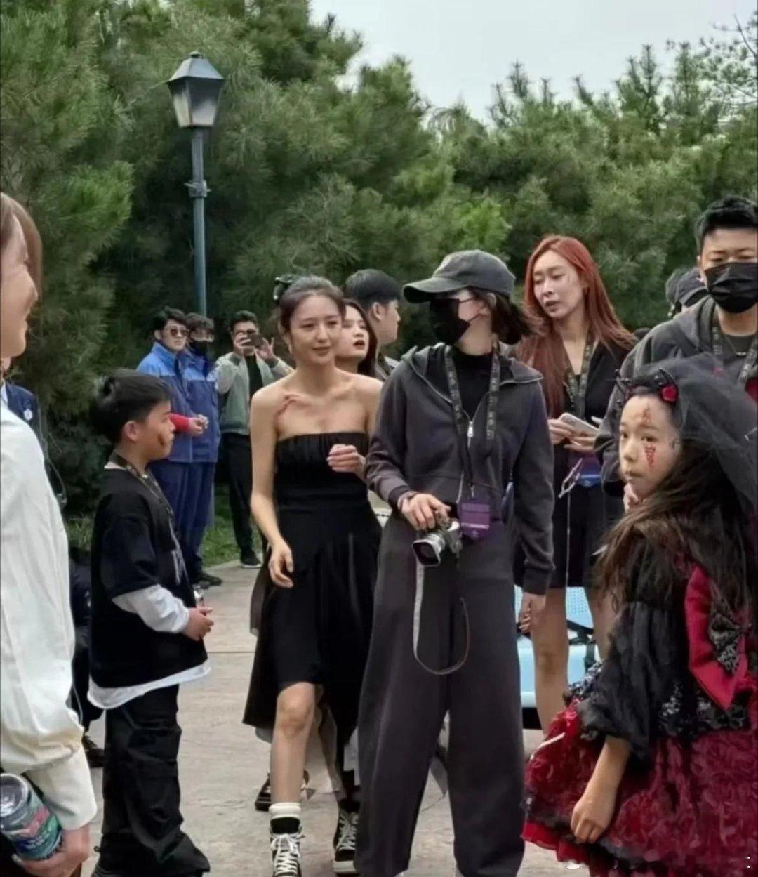 佟丽娅的线下生图，除了稍黑，没得黑。