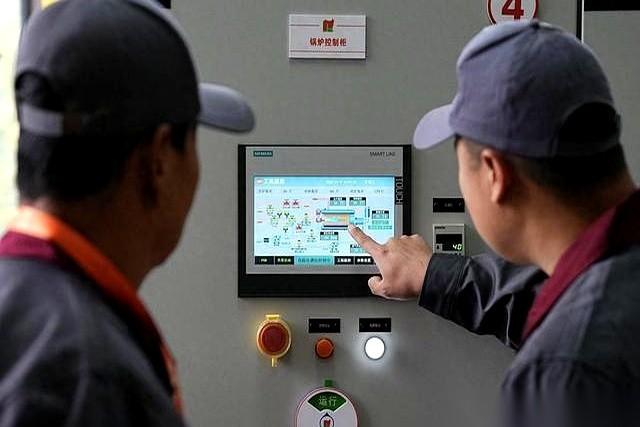 62座锅炉房，一声令下，同时点火。15万户人家，暖气片还没到官方日子，就先有了