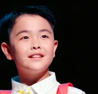 离婚不离对孩子的爱在朵朵身上看到了昨晚大湾区晚会的8K镜头里这孩子把“