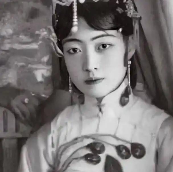 溥仪的皇后婉容和侍卫偷情生下一个女婴。溥仪得知后气得青筋暴起，听着婴儿呜呜的