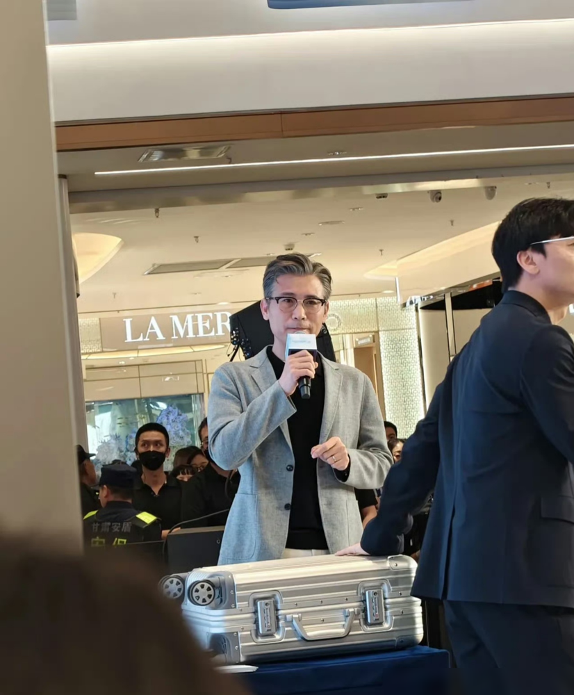 李乃文一头银白挑染往兰州街头一站，评论区直接炸了。好多人愣是没认出来，这是当年《集结号》里那个灰头土