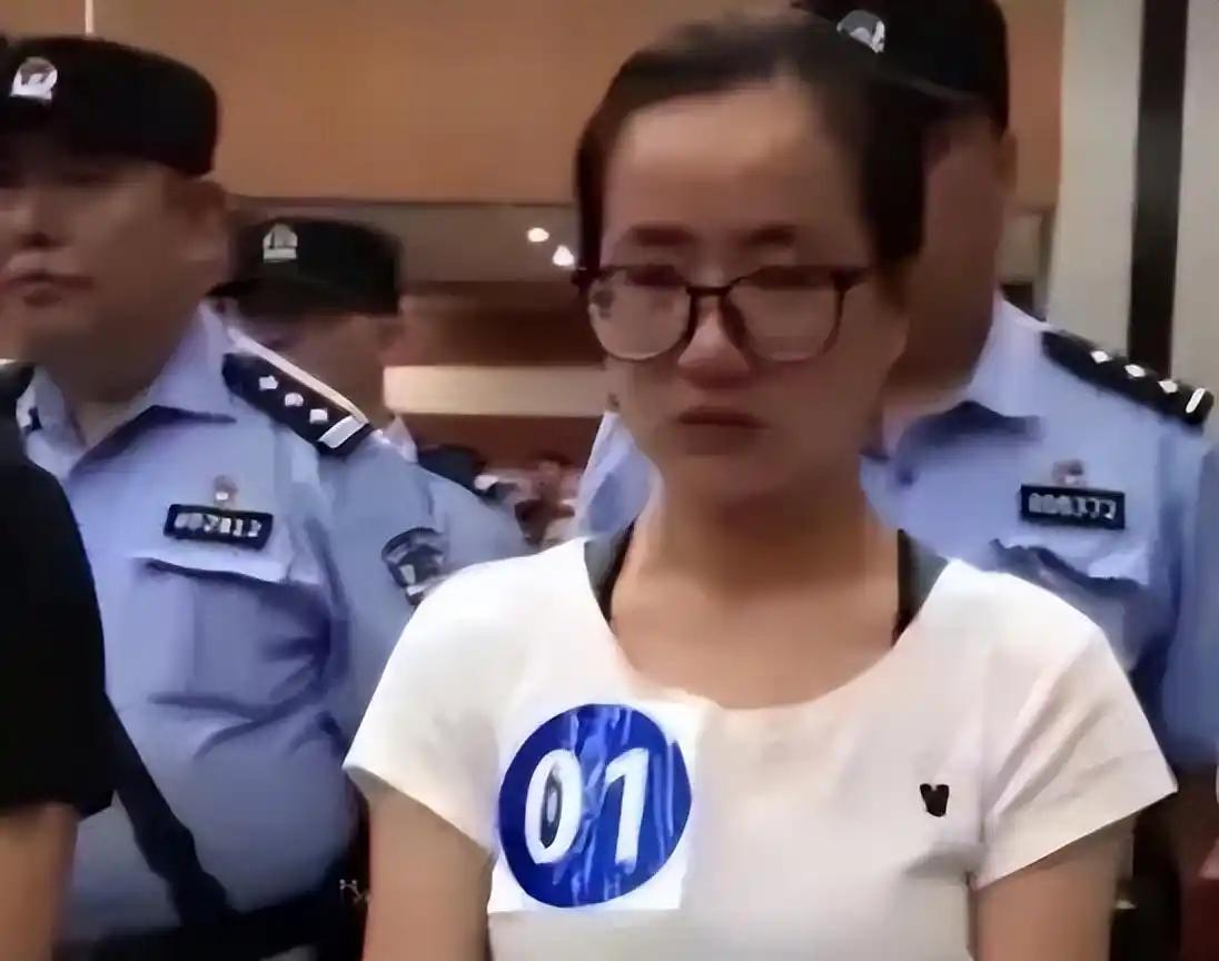 2019年，正在教室修改硕士论文的90后乖乖女杨春燕被警方当众带走；老师急呼“抓