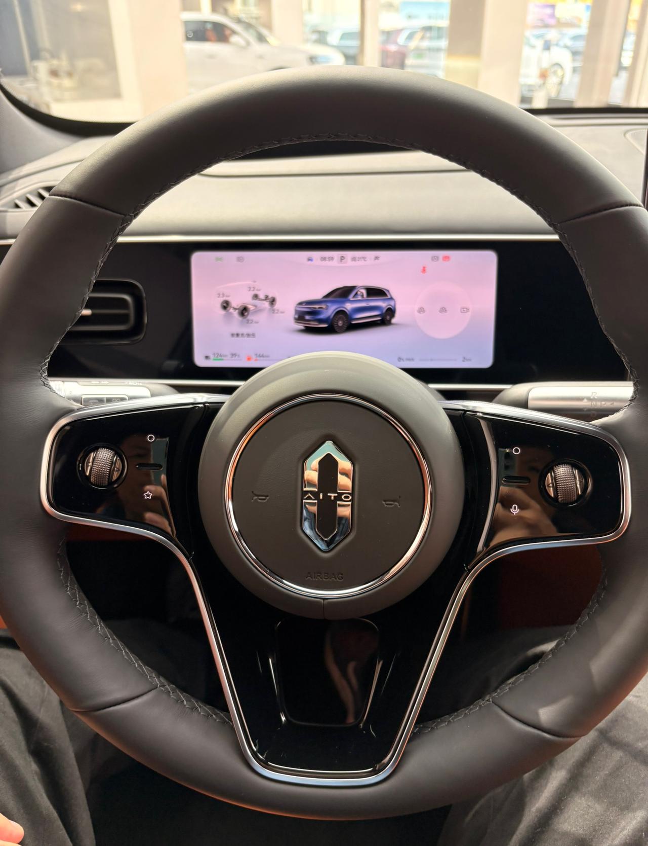 今天试驾了一下爆款的问界M7，聊聊感受吧。1，外观和内饰非常好，长在了我的审美