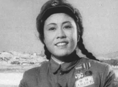 抗美援朝中，16岁的女护士，双眼被美军炮弹炸瞎，当场昏死。醒来后，她听到美军叽里