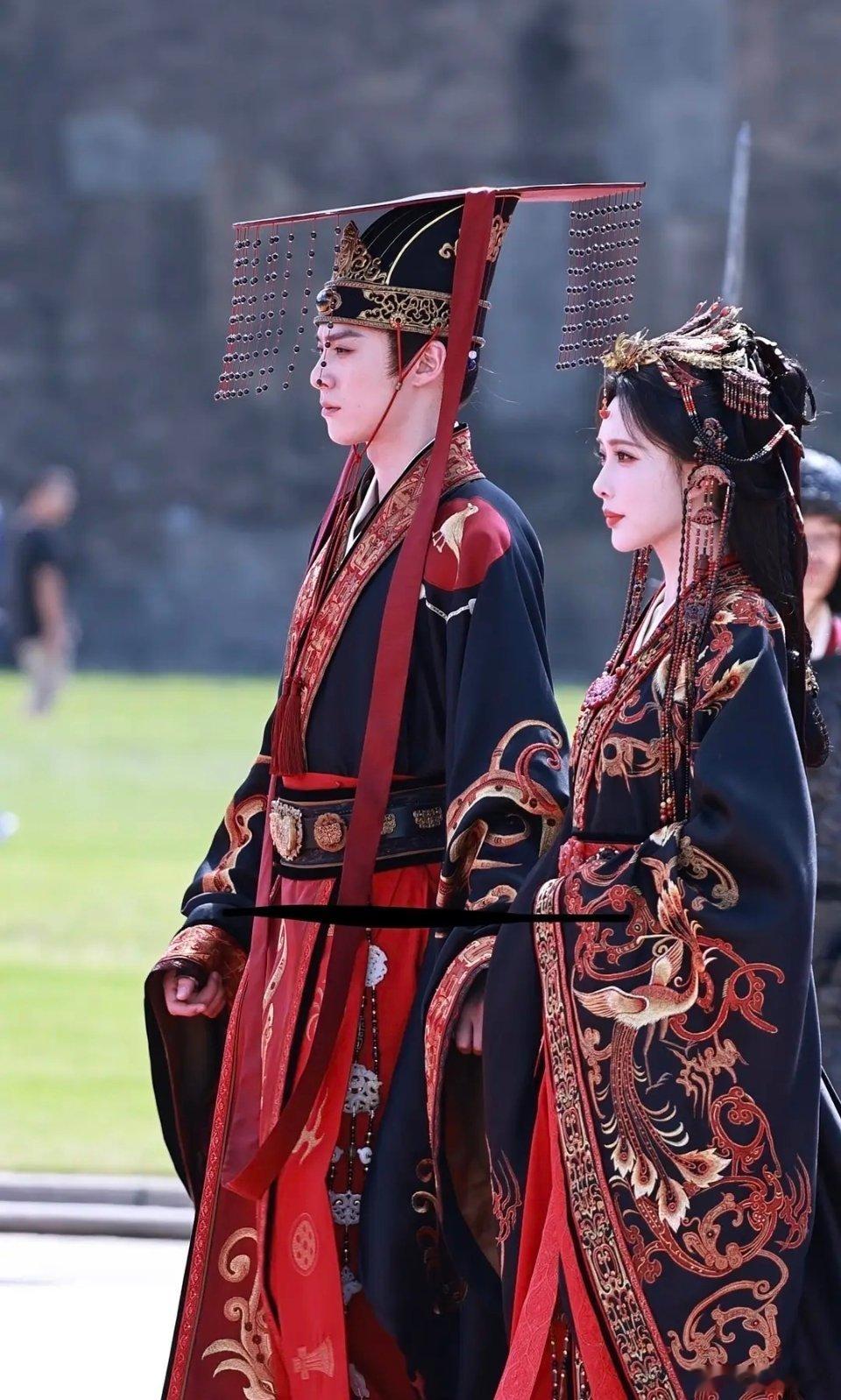孟子义还挺有女皇扮相的