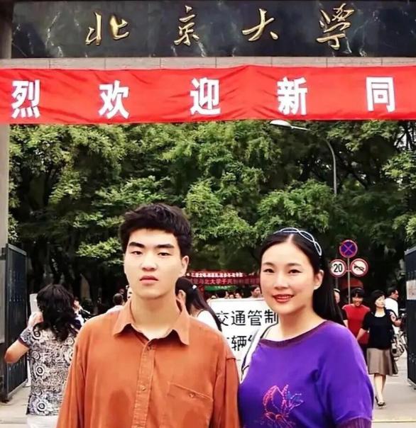 1988年，武汉女教师在医院生下一个小男孩，谁知，丈夫突然在她耳边说：“老婆，把