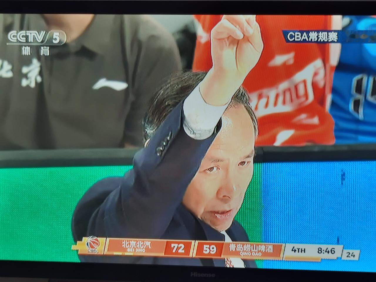 又是陈盈骏。今晚北汽主场对青岛，第三节6分20秒左右，陈盈骏借抢球之机压伤威瑟