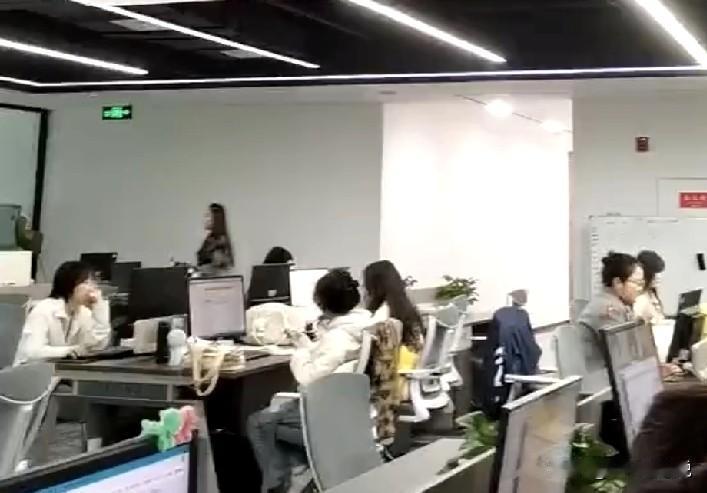 在职场，如果你觉得自己的处境有些微妙，那么这个时候，不要轻信任何人，记住，我说的