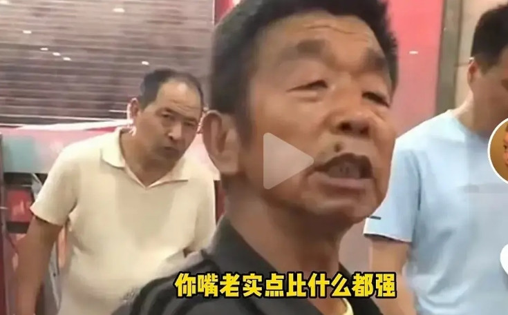 网上把一些被骗收藏假古董的老人称为“国宝帮”。他们有一些共同特征：穿着朴素的衣服