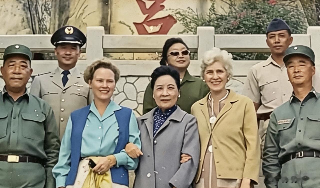拍于金门的一张老照片，宋美龄和尼克松夫人在一起。
