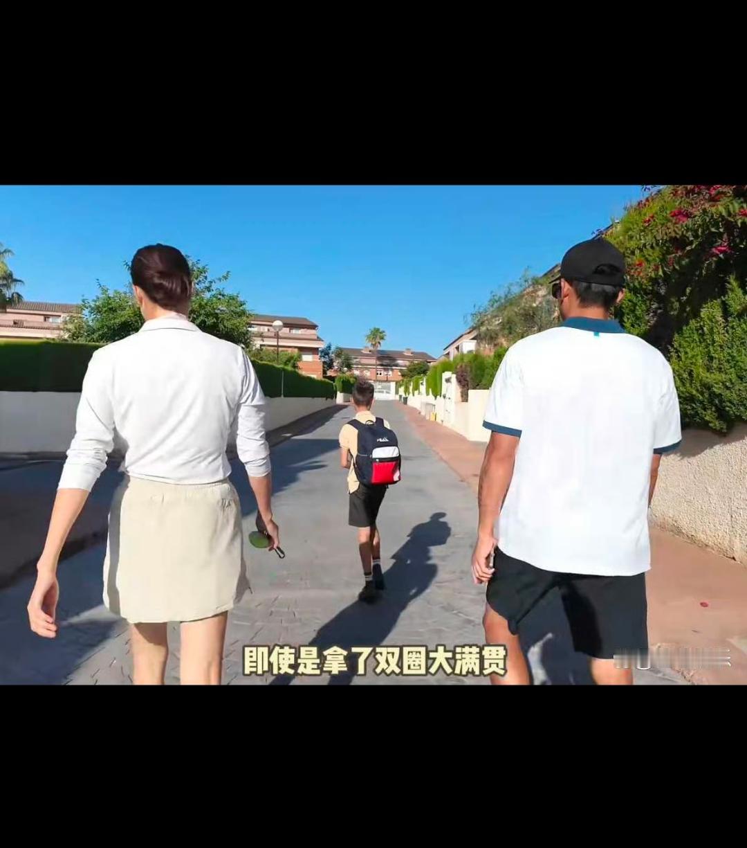 看谢杏芳这大长腿直接长到林丹的腰了，关键是人家长的皮肤白皙人也很漂亮，真不知道林