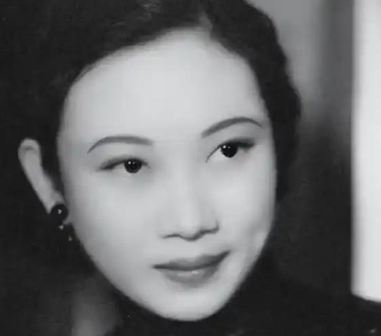 1938年，41岁戴笠借口加班，把秘书余淑衡，带到了卧房，戴笠递给她一杯咖啡：“