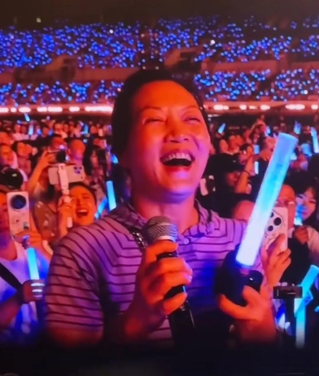 周深贵阳演唱会第二场点歌环节！这句话一出来周深都懵了！[笑着哭]周深：你是我见