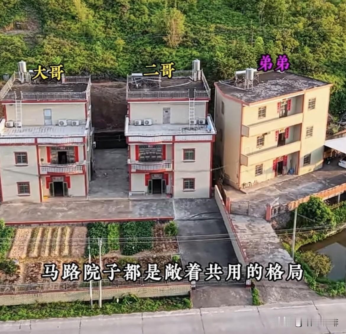 房子🏠都建好好几年了，马路院子都是敞着共用的格局，可今年弟媳突然在中间砌起