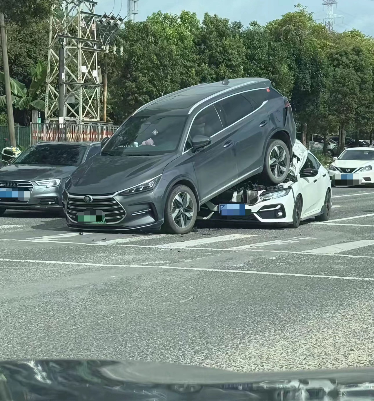这怎么上去的？追尾能有这种效果？[？？？][？？？][？？？]​​​