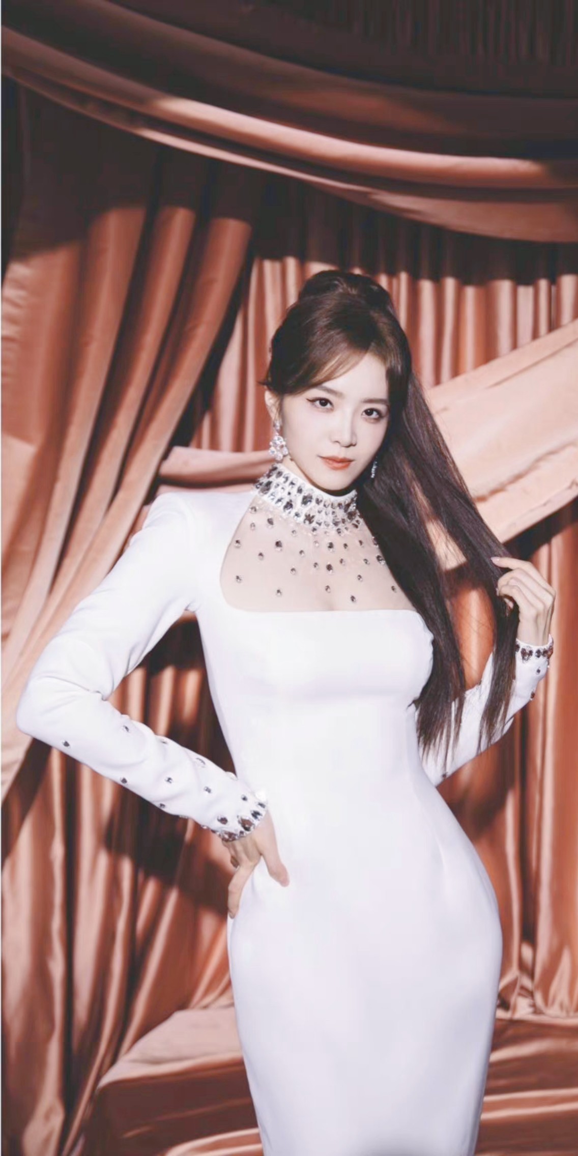 余霜壁纸精选：白裙轻盈婀娜，优雅明艳柔美。余霜