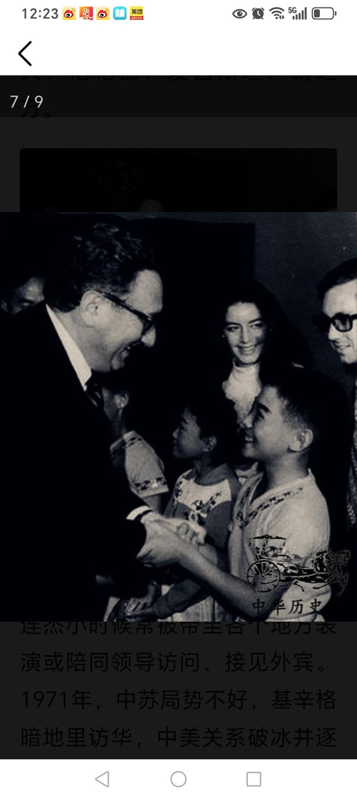 李连杰小时候和美国前国务卿基辛格握手，中年后的他和克林顿合影。见过世面的他，接触