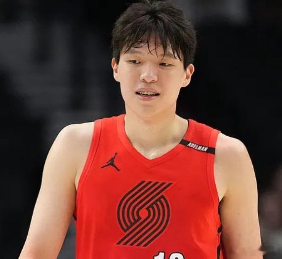 开拓者vs勇士季前赛🏀罗威轮休，中国球员杨瀚森获得更早轮换机会，首节剩余5分钟替补登场换下克林根，