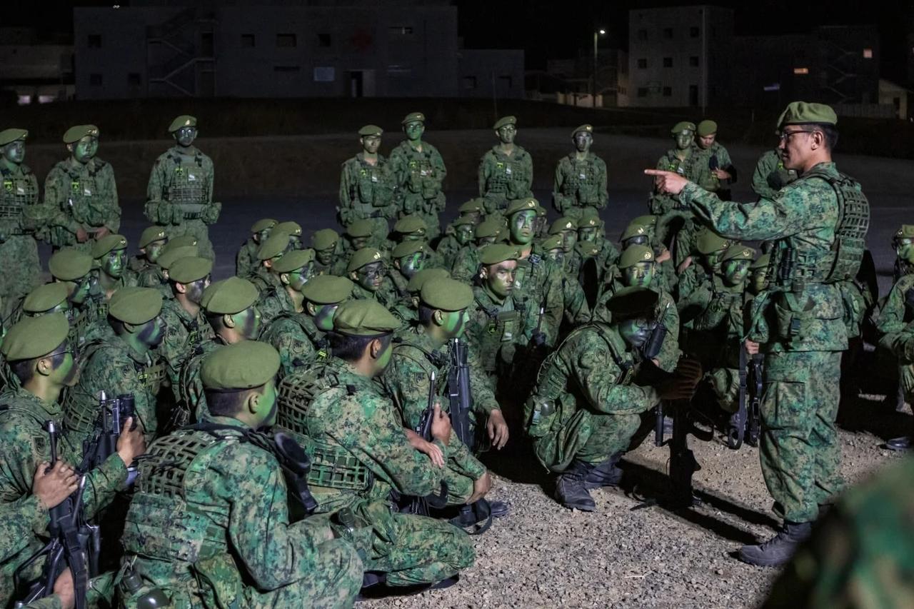 新加坡陆军特种部队士兵新加坡军队近视眼多