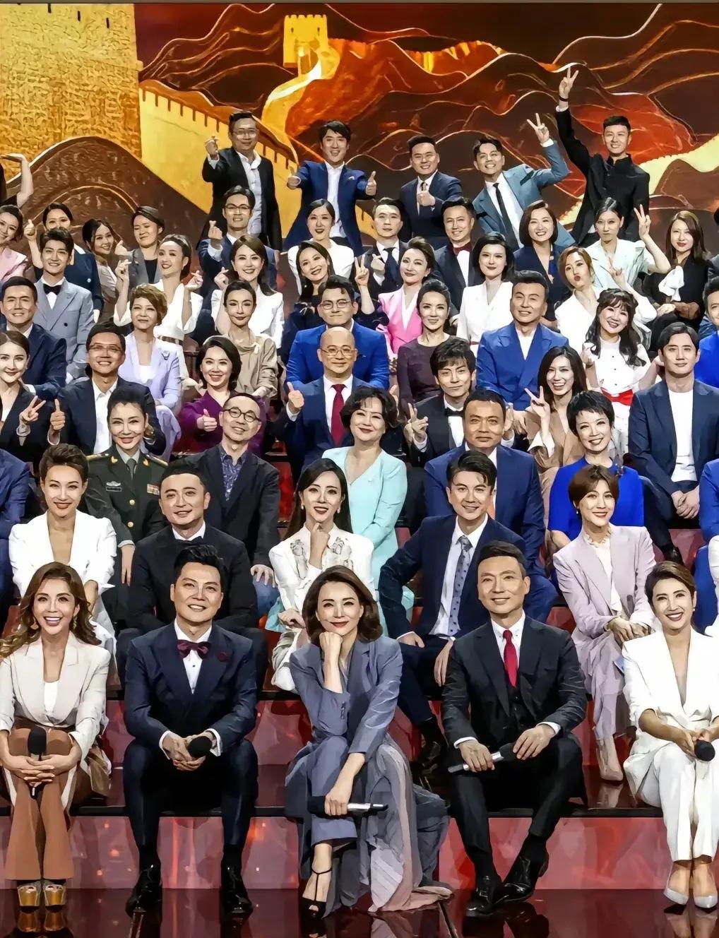 当年，全国107个主持人，齐聚央视，坐在C位的是谁？气质不凡。我打赌，认识三位以