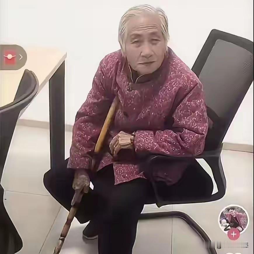 这个93岁的老太太，身体状态和精神状态真是非常不错，看起来也没有那么衰老，如果照