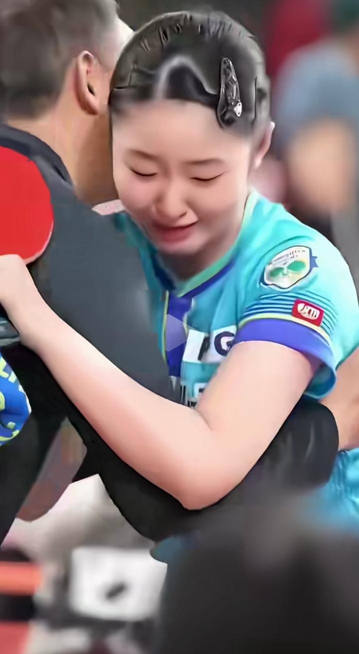 刚看完蒯曼绝境翻盘的热血对局，转头刷到张本美和赛后拥抱父亲张本宇的现场镜头，一下