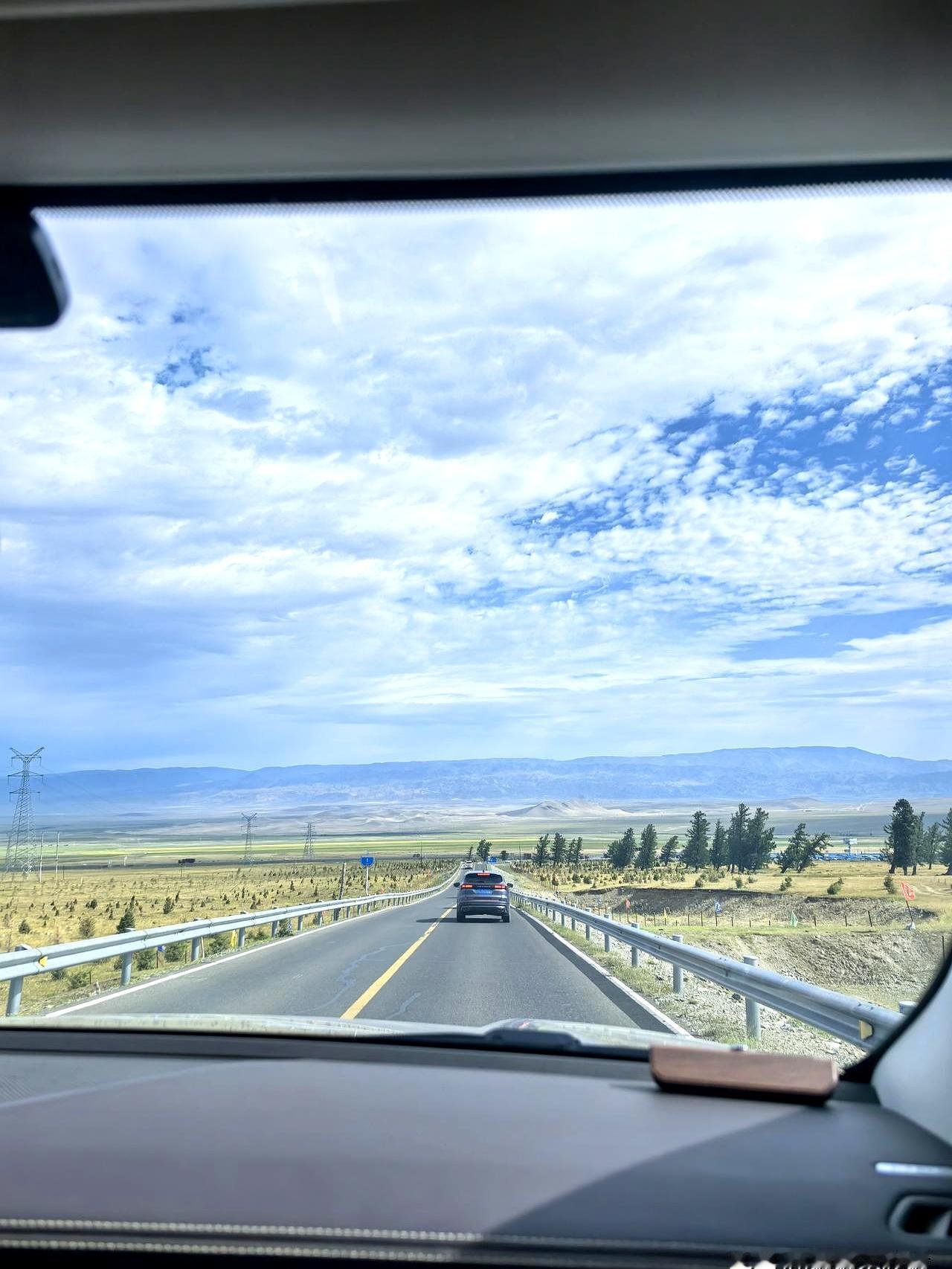 昨天下午坐顺风车，车门刚合上，随口一句“师傅，去XX地”，前排那位脸色立马沉了，