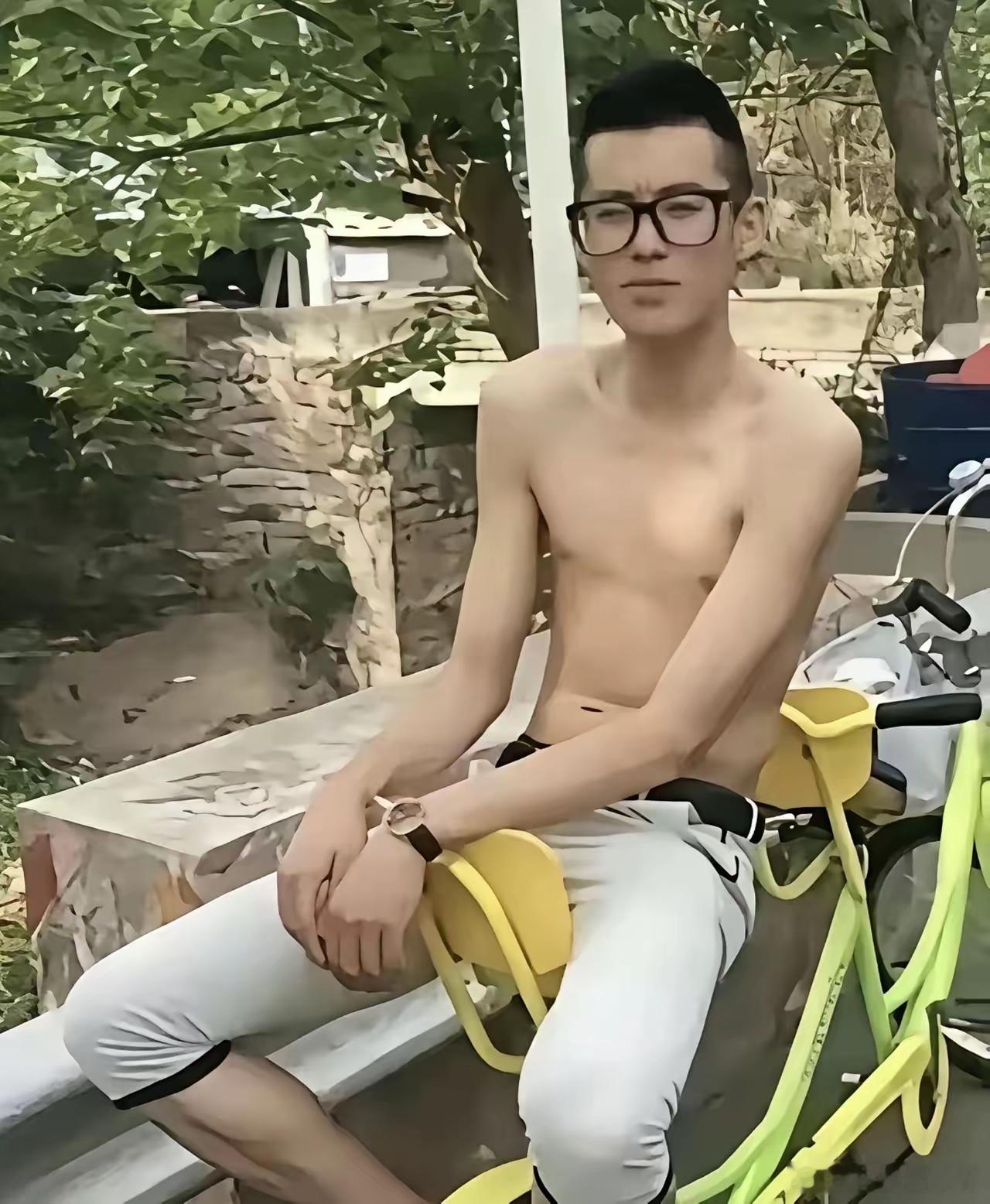 王鹤棣早期照片被扒，真的就是个精神小伙