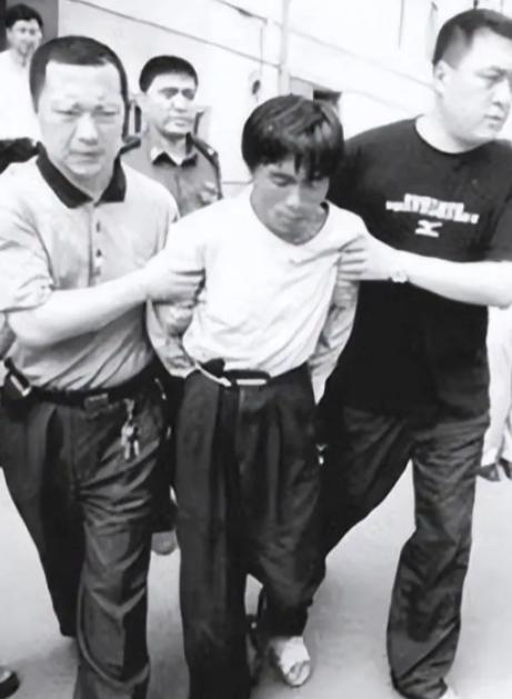 1998年12月4日，一个身高仅有一米五八的瘦小男人刚刚从劳教所被提前释放，他没